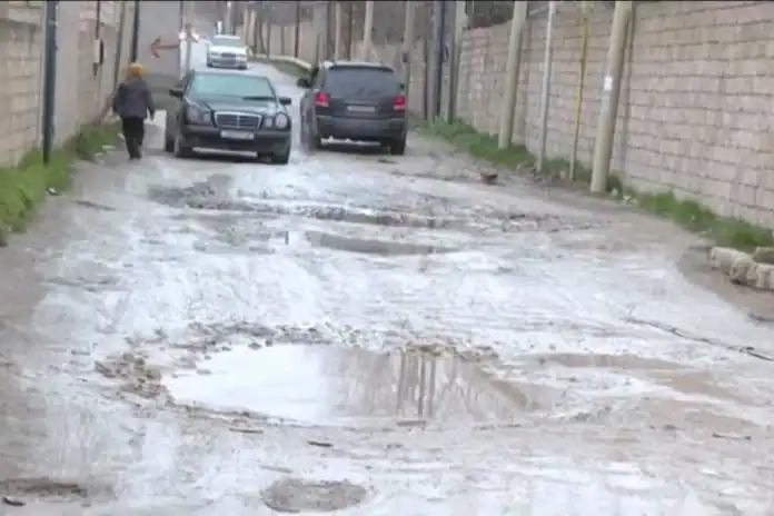 Əcəmi Naxçıvani küçəsində yollar