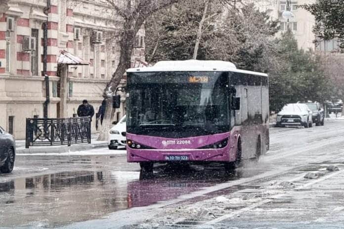 Bakıda qarlı havada 40-dan çox avtobus sıradan çıxıb