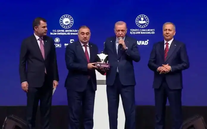 Türkiyə prezidenti mükafatı Azərbaycan səfirinə təqdim edib
