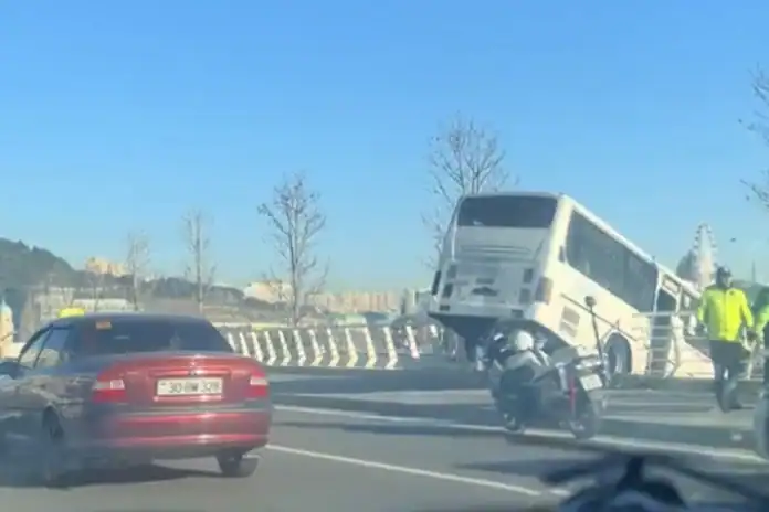 Bakıda sürücüsüz avtobus qəzasına səbəb olub