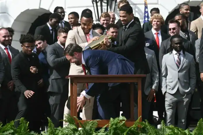 J.D. Vance NCAA Çempionat Kubokunu buraxdı