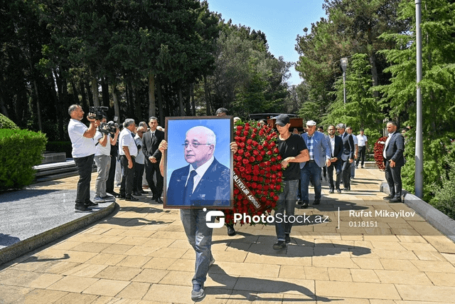 Xalq yazıçısı Elçin Əfəndiyev son mənzilə yola salınıb 1 Xalq yazıçısı Elçin Əfəndiyev son mənzilə yola salınıb