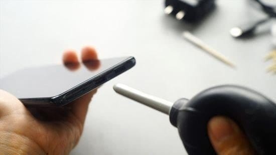 Smartfonun şarj yuvasını əllə təmizləməyin yeganə düzgün yolu