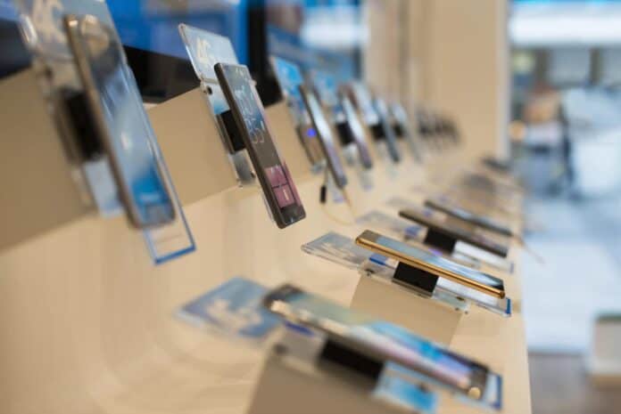 Yeni smartfon alarkən 5 yaygın səhv və necə qaçmaq