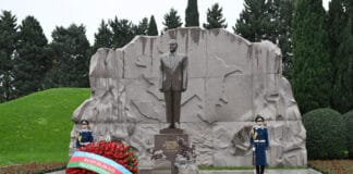 İlham Əliyev Heydər Əliyevin məzarını ziyarət etdi