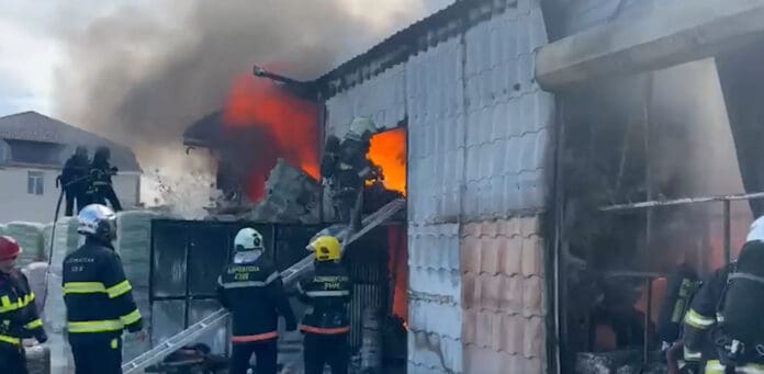 Dərnəgüldə yanğın: Mağazalar təxliyə edildi