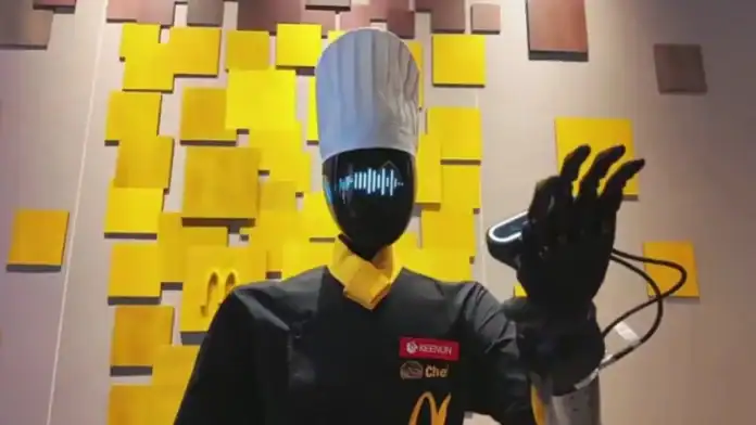 Çində McDonald’s-da robotlar işçiləri əvəz etdi