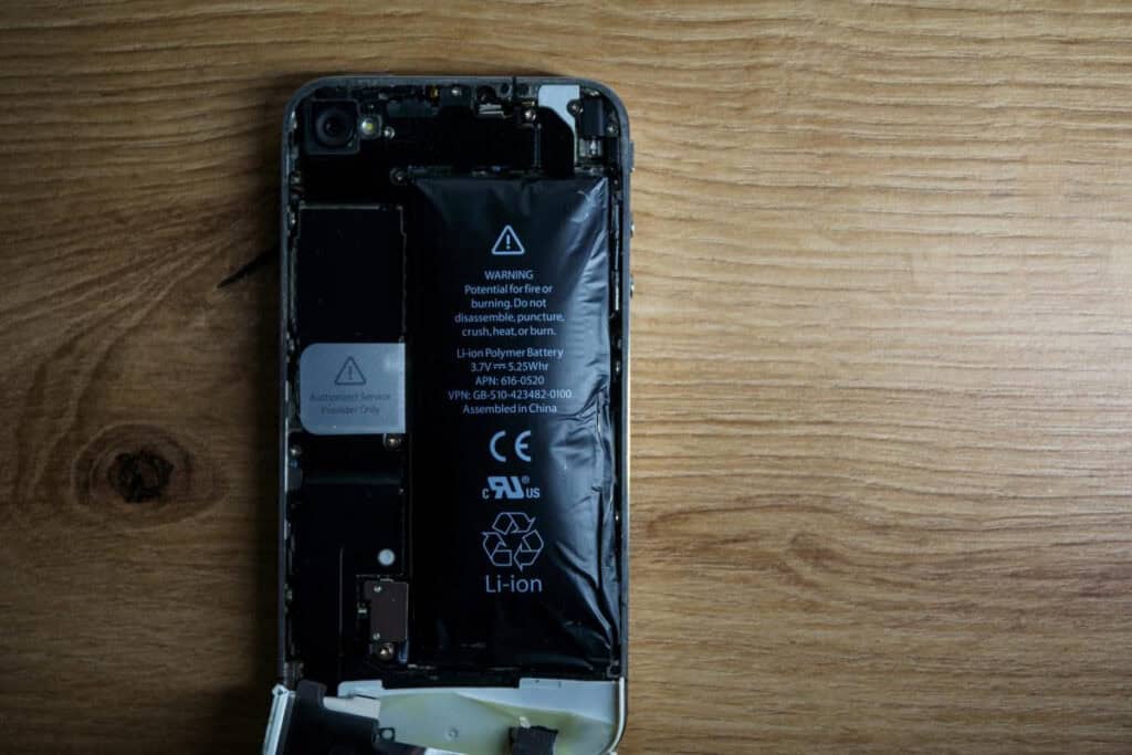 Telefonun batareyası şişibsə nə etməli? Təhlükə gözlədiyinizdən böyük ola bilər