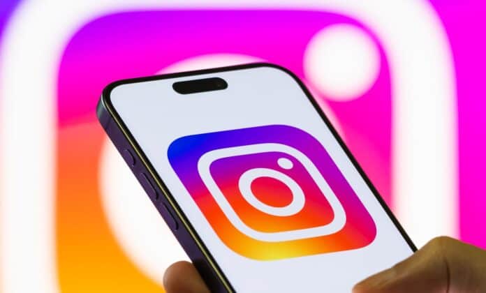 Instagram gizli “Story” baxışını test edir