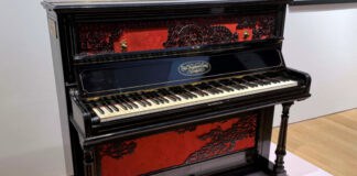 Lennonun pianinosu 3,3 mln dollara satıldı