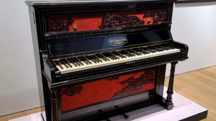 Lennonun pianinosu 3,3 mln dollara satıldı