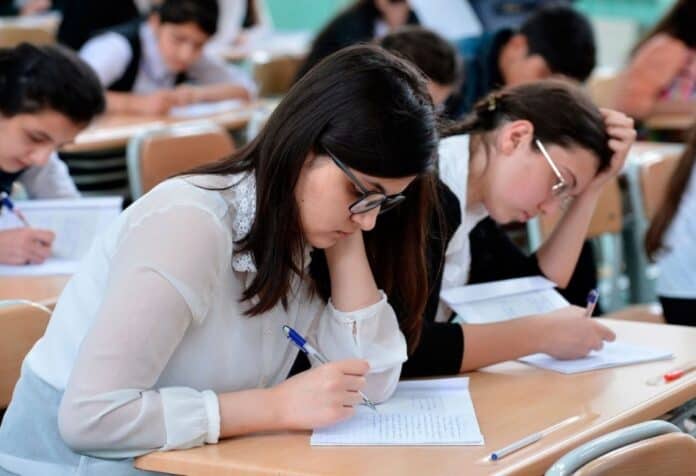 Keçid balları azalır: abituriyentlərə şans