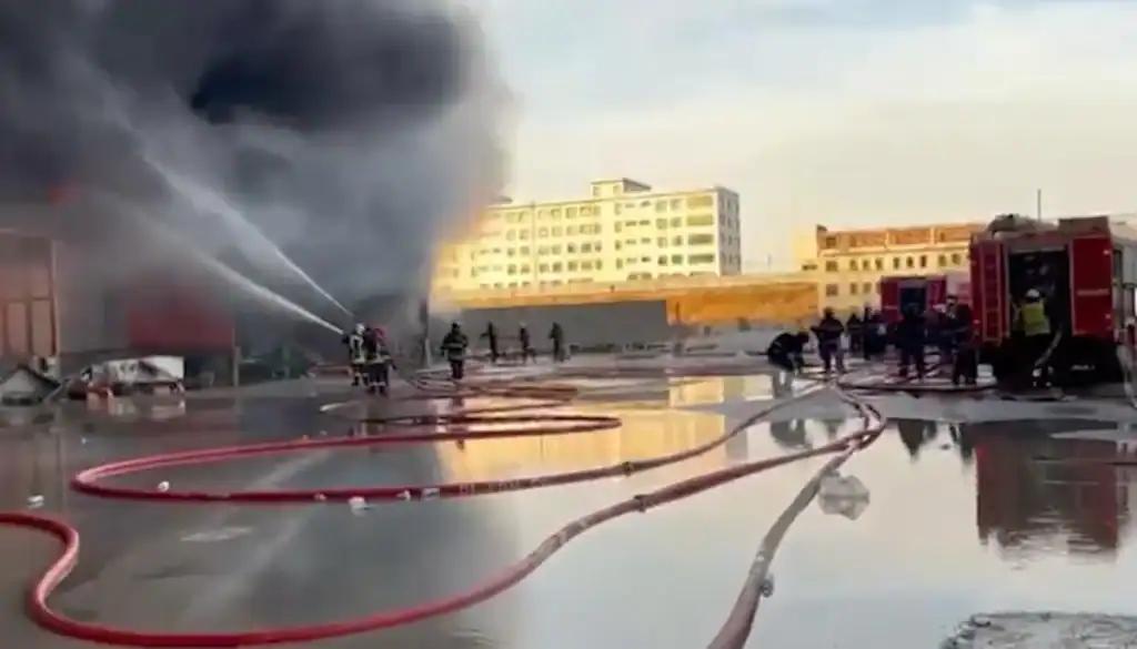 Lökbatanda anbarda baş verən yanğın nəzarətə götürüldü
