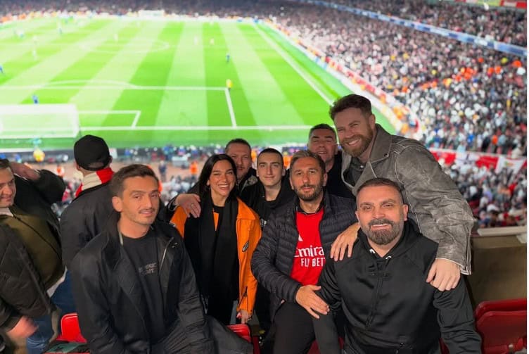 Futbol sevgisi ilə seçilən 6 məşhur: hansı klublara azarkeşlik edirlər?