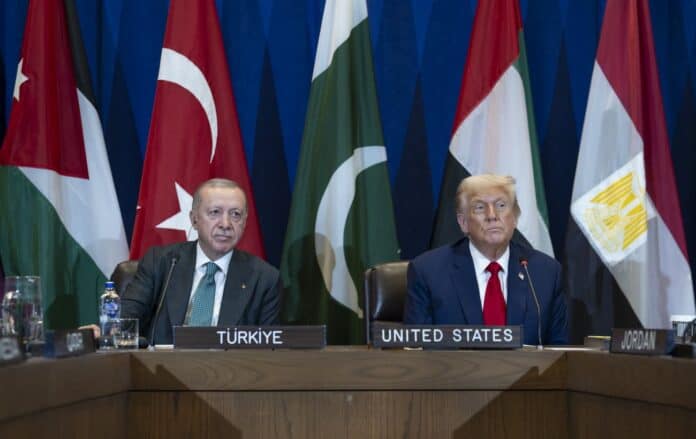 Tramp Türkiyəni İsraillə eyni masaya çağırır
