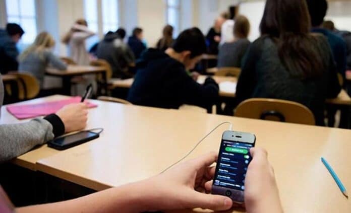 Məktəblərdə mobil telefonlara qadağa tətbiq olunur