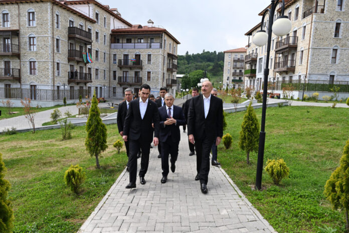 Prezidentlər Şuşadakı ilk yaşayış kompleksində oldular
