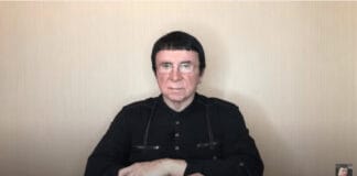 Məşhur hipnozçu Anatoli Kaşpirovski təcili əməliyyat olunub SSRİ dövründə televiziya vasitəsilə keçirdiyi hipnoz seansları ilə tanınan psixoterapevt və ekstrasens Anatoli Kaşpirovski səhhətində yaranan ciddi problemlər səbəbindən təcili xəstəxanaya yerləşdirilib. Rusiya mediasında yayılan məlumata görə, 86 yaşlı Kaşpirovskiyə aparılan müayinələr nəticəsində onkoloji xəstəlik diaqnozu qoyulub. Vəziyyəti qəfil pisləşib SHOT Telegram kanalının yaydığı məlumata əsasən, Kaşpirovski son günlər qarın nahiyəsində güclü ağrılardan əziyyət çəkib. Bildirilir ki, o, əvvəlcə özünü ev şəraitində müalicə etməyə çalışıb və damarına antibiotik tərkibli qarışıq yeridilib. Lakin bu müdaxilə vəziyyətini daha da ağırlaşdırıb və nəticədə təcili tibbi yardıma ehtiyac yaranıb. Xəstəxanada həkimlər tərəfindən ona təxirəsalınmaz stentləmə əməliyyatı həyata keçirilib. Daha sonra götürülən toxuma nümunələrinin biopsiyası zamanı bədxassəli şiş aşkarlanıb. Hazırda onun vəziyyəti həkim nəzarətində saxlanılır və müalicəsi davam etdirilir. Seanslarını təxirə saldı Əməliyyatdan sonra həkimlər Kaşpirovskiyə yataq rejimi, xüsusi pəhriz və onkoloqun daimi nəzarətində qalmağı tövsiyə ediblər. Bu səbəbdən o, yaxın aylarda keçirməyi planlaşdırdığı "sağalma seanslarını" sentyabr ayına qədər təxirə salıb. Anatoli Kaşpirovski təcili əməliyyat olundu