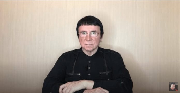 Məşhur hipnozçu Anatoli Kaşpirovski təcili əməliyyat olunub SSRİ dövründə televiziya vasitəsilə keçirdiyi hipnoz seansları ilə tanınan psixoterapevt və ekstrasens Anatoli Kaşpirovski səhhətində yaranan ciddi problemlər səbəbindən təcili xəstəxanaya yerləşdirilib. Rusiya mediasında yayılan məlumata görə, 86 yaşlı Kaşpirovskiyə aparılan müayinələr nəticəsində onkoloji xəstəlik diaqnozu qoyulub. Vəziyyəti qəfil pisləşib SHOT Telegram kanalının yaydığı məlumata əsasən, Kaşpirovski son günlər qarın nahiyəsində güclü ağrılardan əziyyət çəkib. Bildirilir ki, o, əvvəlcə özünü ev şəraitində müalicə etməyə çalışıb və damarına antibiotik tərkibli qarışıq yeridilib. Lakin bu müdaxilə vəziyyətini daha da ağırlaşdırıb və nəticədə təcili tibbi yardıma ehtiyac yaranıb. Xəstəxanada həkimlər tərəfindən ona təxirəsalınmaz stentləmə əməliyyatı həyata keçirilib. Daha sonra götürülən toxuma nümunələrinin biopsiyası zamanı bədxassəli şiş aşkarlanıb. Hazırda onun vəziyyəti həkim nəzarətində saxlanılır və müalicəsi davam etdirilir. Seanslarını təxirə saldı Əməliyyatdan sonra həkimlər Kaşpirovskiyə yataq rejimi, xüsusi pəhriz və onkoloqun daimi nəzarətində qalmağı tövsiyə ediblər. Bu səbəbdən o, yaxın aylarda keçirməyi planlaşdırdığı 