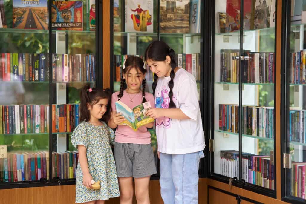 Şuşada günəş enerjisi ilə işləyən "Kitab dayanacağı" açılıb 1 Şuşada günəş enerjisi ilə işləyən "Kitab dayanacağı" açılıb