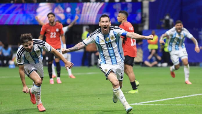 Messi rekordla Argentinanı xilas etdi, İsveçrə irəlilədi
